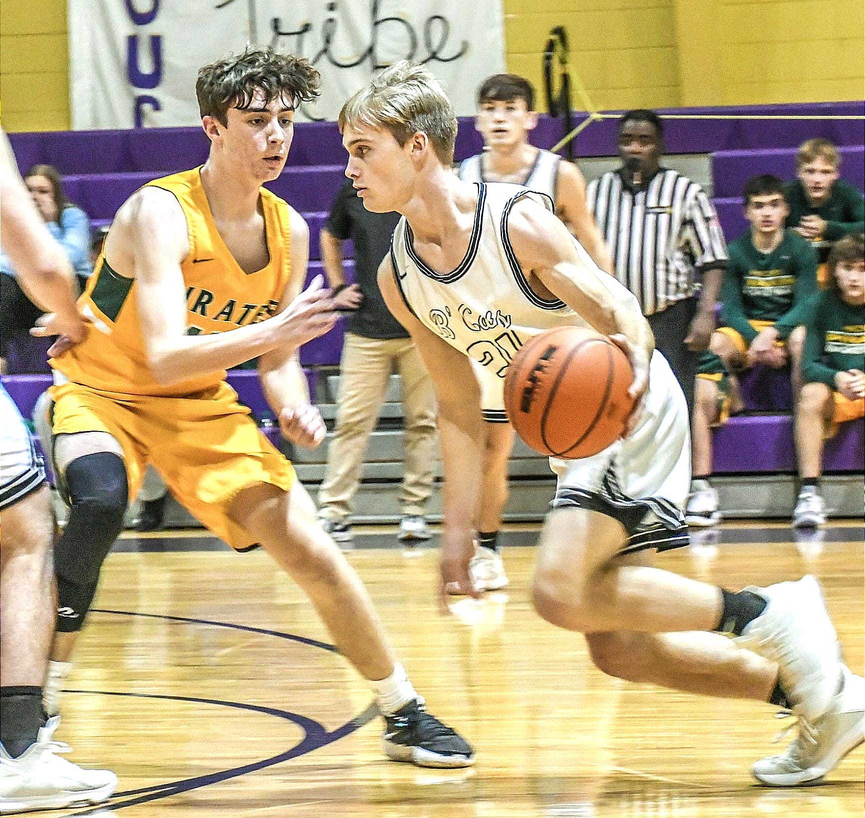 Florien's Kaleb Carver (right) drives into the lane against Hicks' Hayden Doyle during the Blackcats' win over the Pirates on Tuesday. Carver had 29 points in the game.